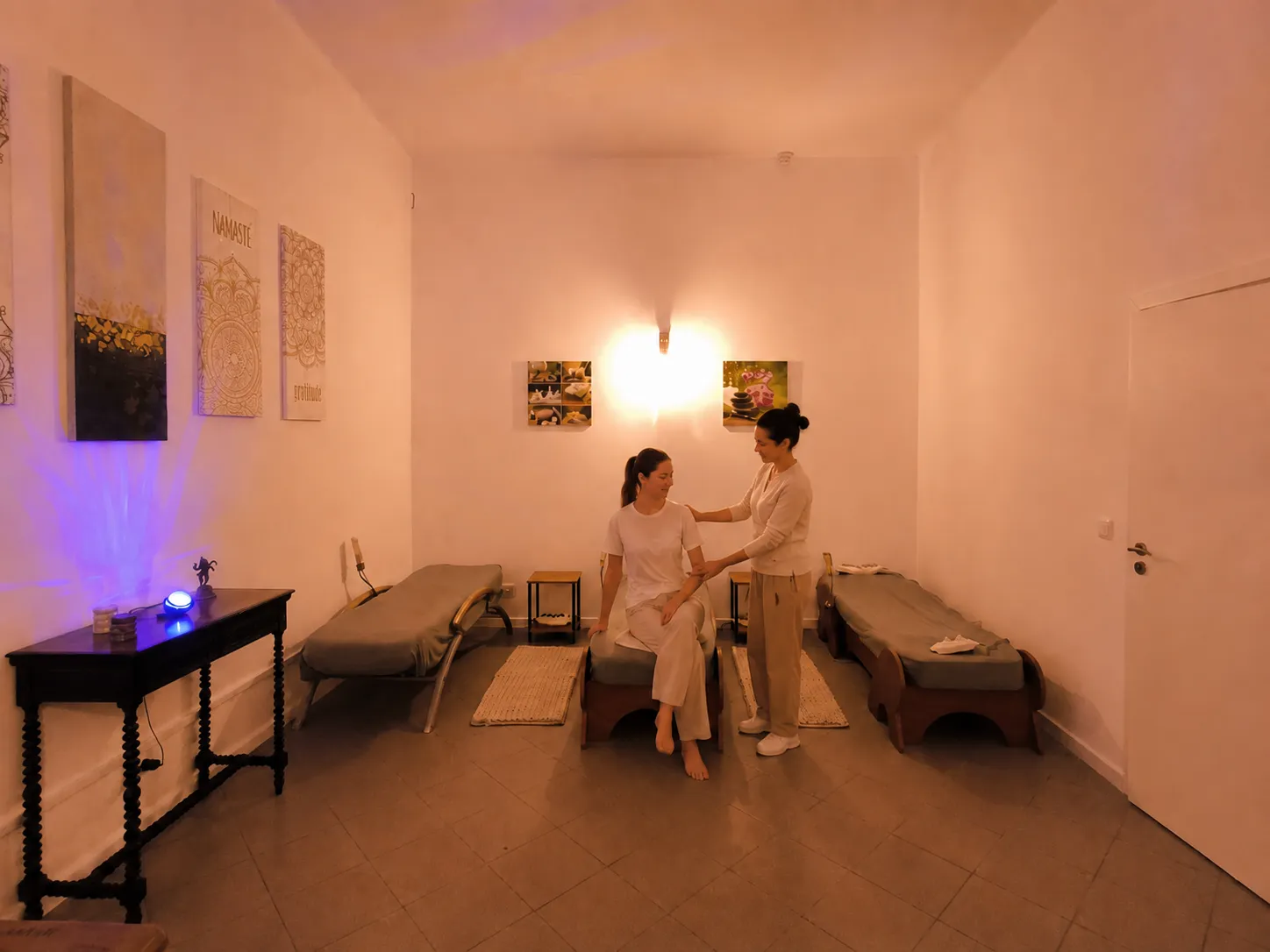 Preparação para sessão de relaxamento em marquesa de jade na AlinhaLuz